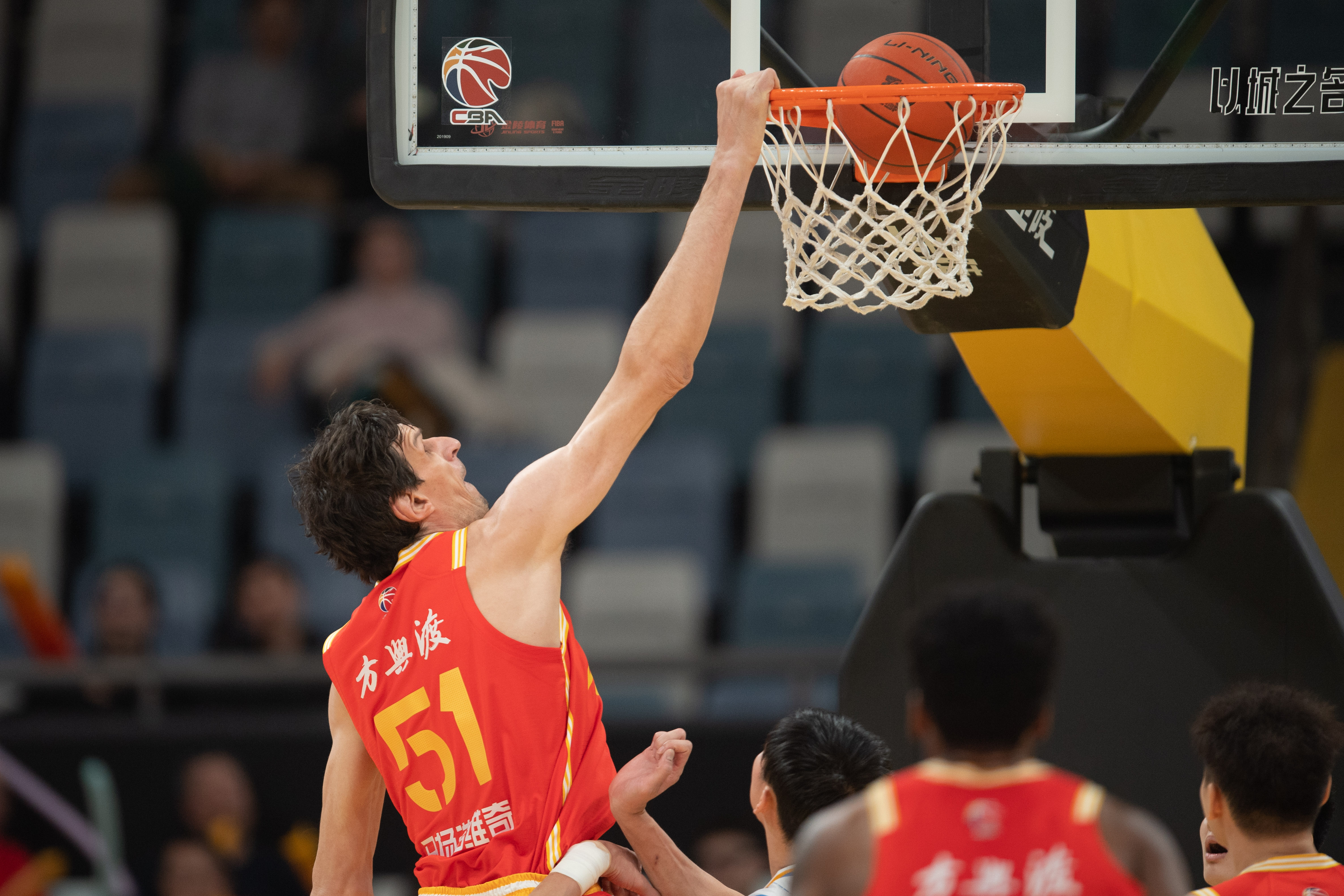 热门球队交锋，场上球员斗志昂扬